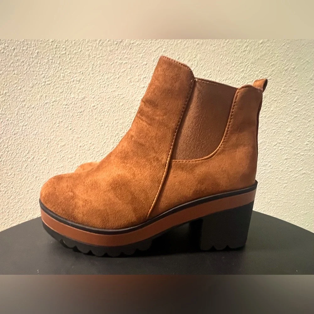 LIKE NEW Women's Suede Camel Chunky Chelsea Boot Ankle Platform Heel
